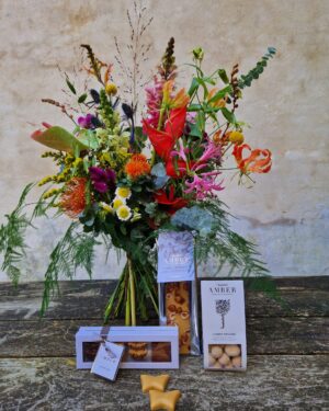The Christianshavn Bouquet with Amberholic Gift Bag